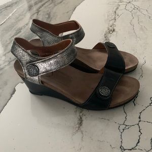 Taos wedge sandal 37, US 6 -6.5 new without box